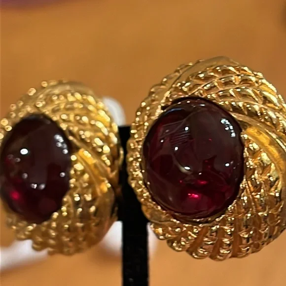 Vintage authentic Chanel red Gripoix glass cabochon gold plated clip on earrings - Picture 4 of 15